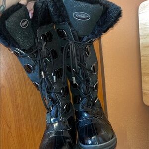 Khombu Women's Shiny Black Winter Boots